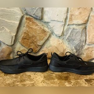 Youth size 4. Sperry plushwave. Black leather.